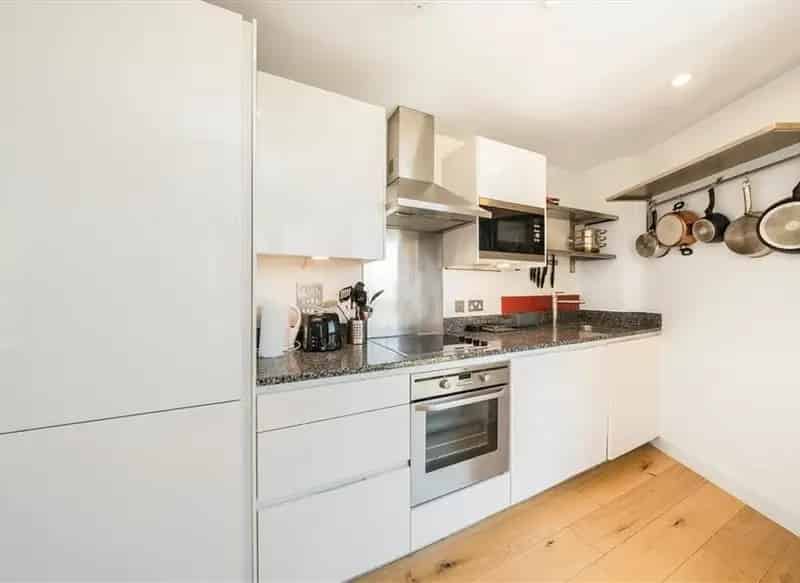 Stunning 2-Bed River Thames Apartment with Balcony Parking Gym Pool