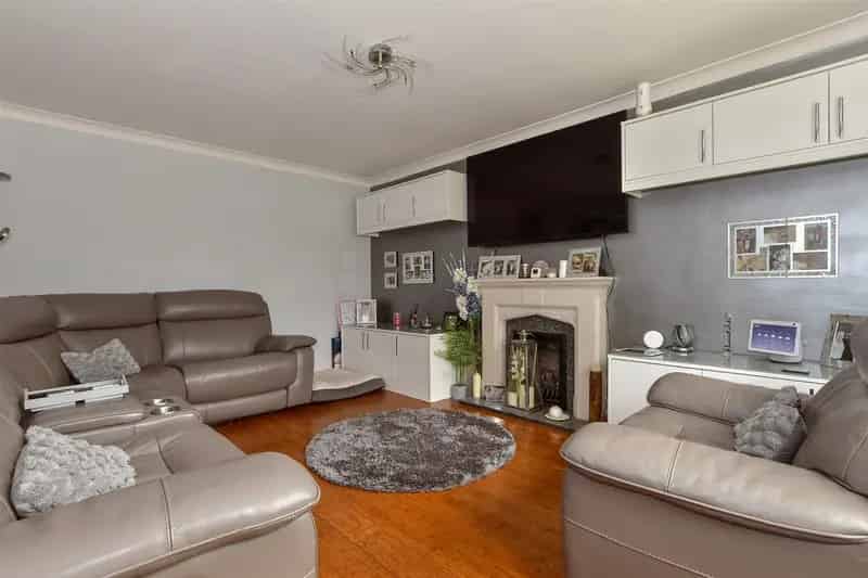 5 Bedroom Detached House for Sale in Larkfield