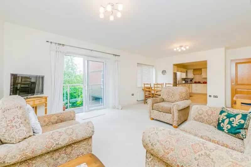 Spacious First Floor Apartment Cyncoed Gardens Two Double Bedrooms
