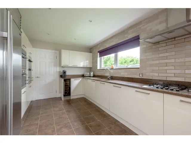 6 bedroom detached house for sale