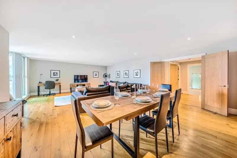 Luxury 2-Bedroom Apartment St George Wharf River Thames Views