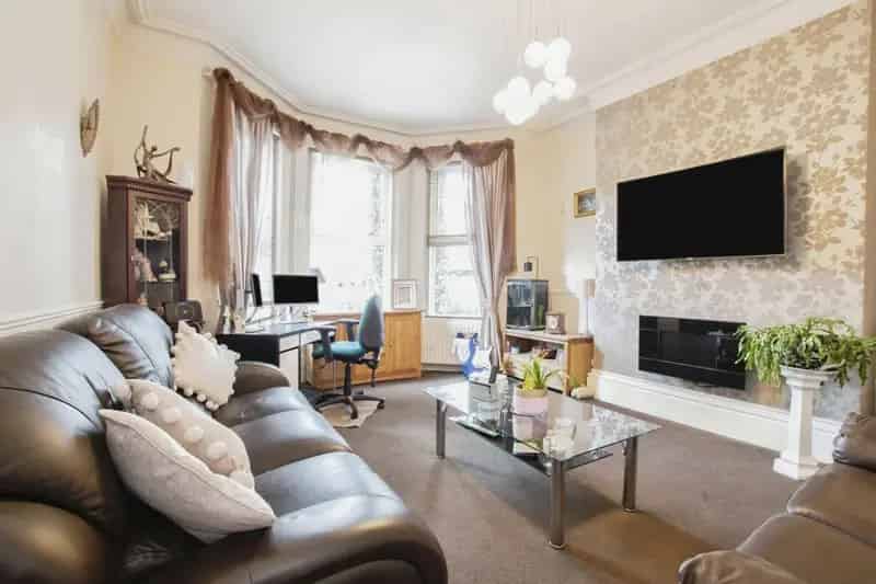 2-Bed Ground Floor Flat with Garden Parking Garage Near Top Schools