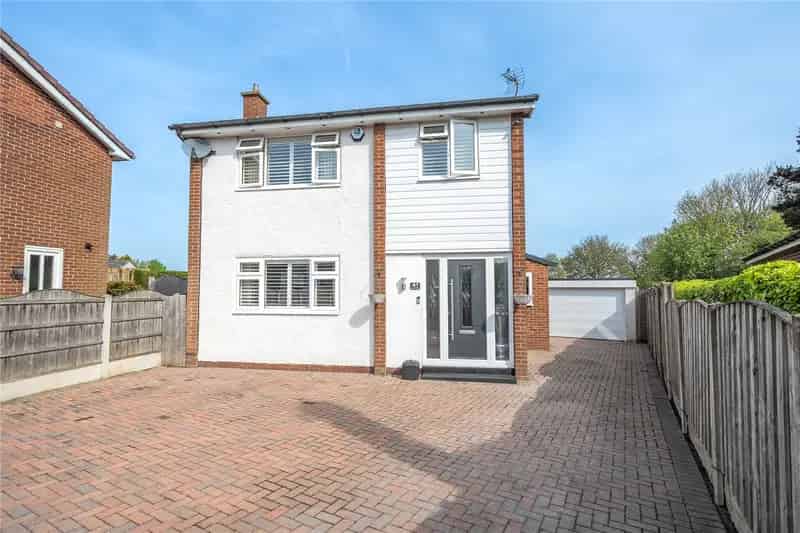 Three Bedroom Detached Home with Large Garden and Garage