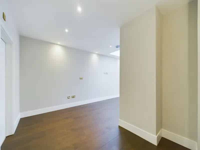 Modern Studio Flat 388 SQ FT South Facing Garden