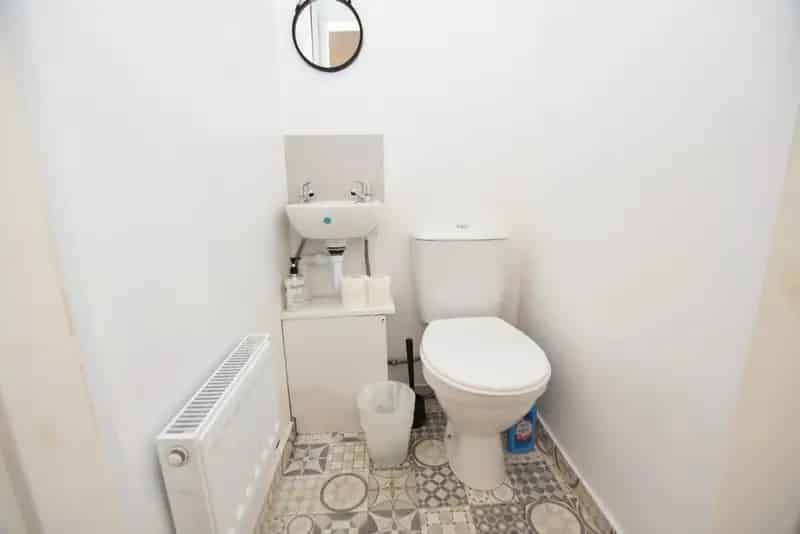 6 Bedroom Commercial Property with 3 Self Catering Apartments For Sale