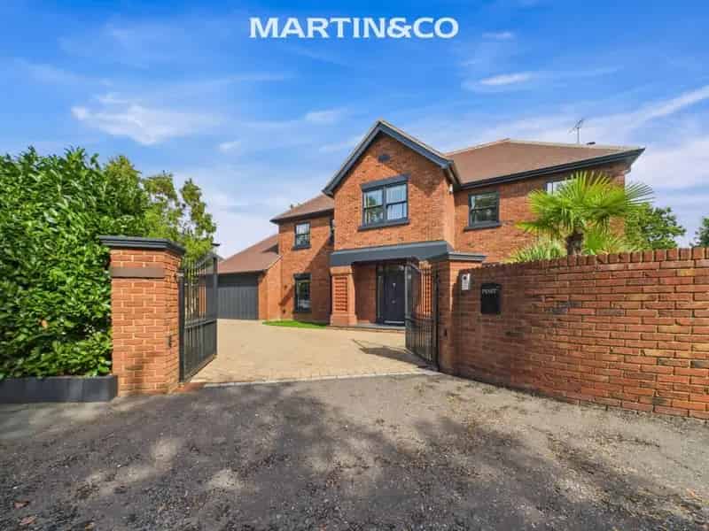 5 bedroom House
 For Sale