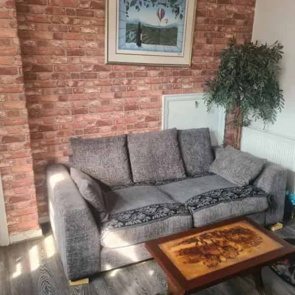 3 Bed House Near Shops  Driveway for 3 Cars