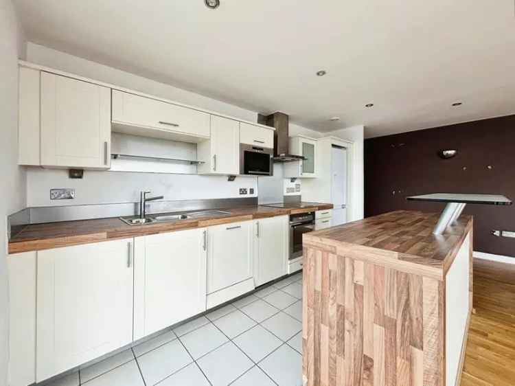 3 Bedroom Flat for Sale in London E16 Breathtaking Views