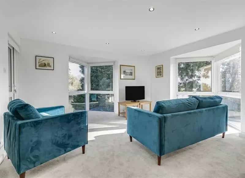 Stunning River Thames Apartment with Balcony and Parking near Teddington