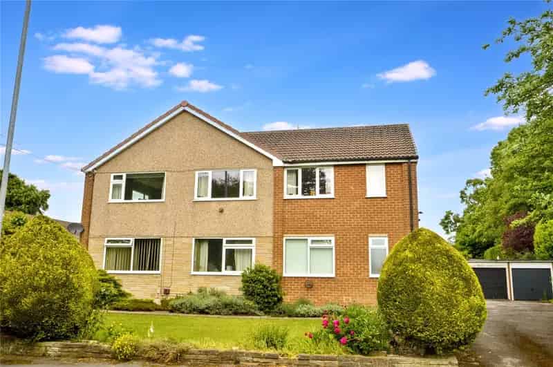First Floor Apartment with Private Entrance and Garage in Adel