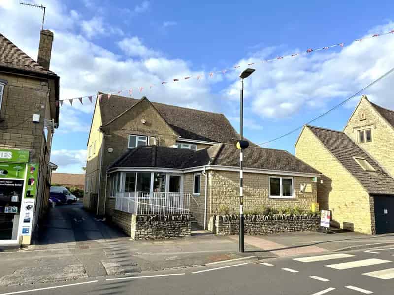 Retail Office Unit Bishops Cleeve 1985 sq ft 6 Parking Spaces