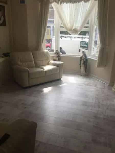 1 Bedroom Maisonette with Gardens Near Parks Shops Restaurants