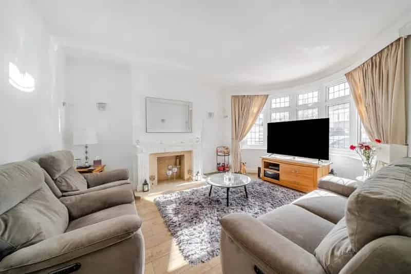 5 Bedroom Semi-Detached House Near Gordon Hill Station