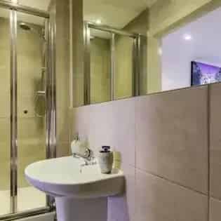 2 Bed Flat Manchester - Furnished Parking No Deposit Option