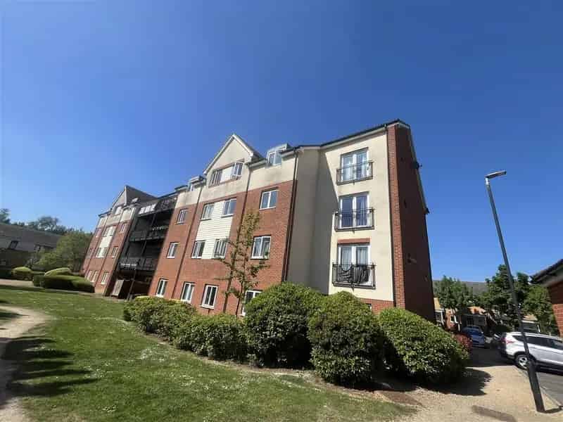 2 Double Bedroom Apartment To Rent Allocated Parking