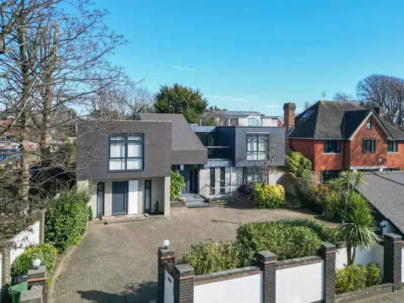Luxury 6-Bedroom Detached House Brighton Contemporary Home