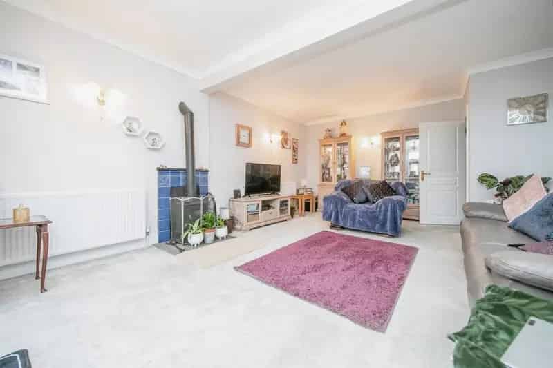 3 Bed House with Conservatory and Large Garden