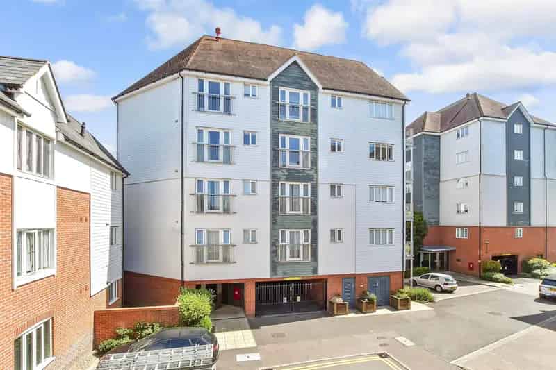 2 Bedroom Flat for Sale - Chain Free, 2 Balconies, Secure Parking