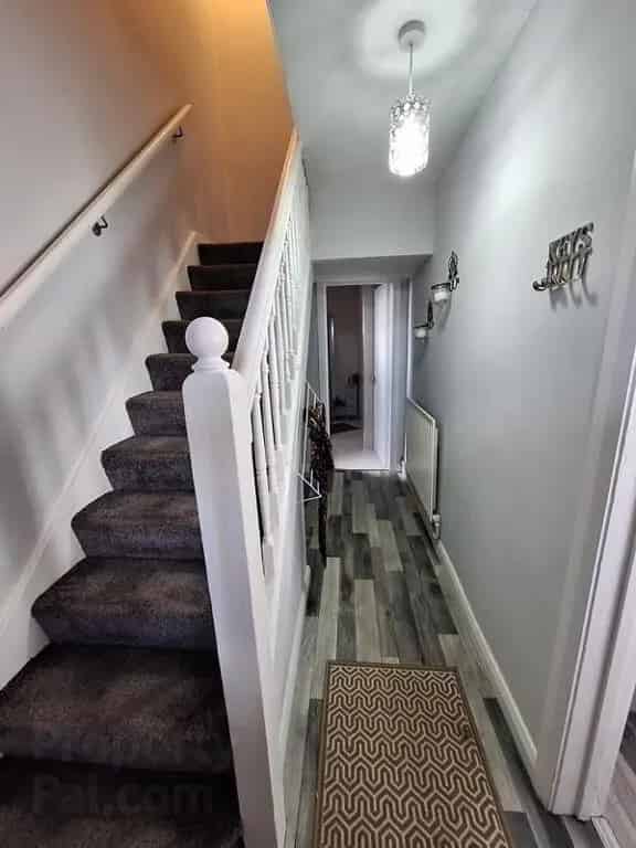3 Bed End Terrace House Near Town Centre