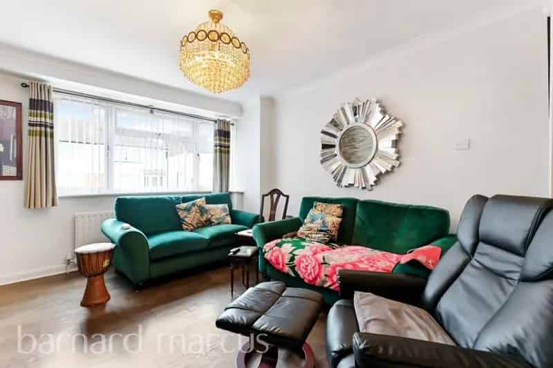 3 Bed Family Home Epsom Large Garden Potential to Extend