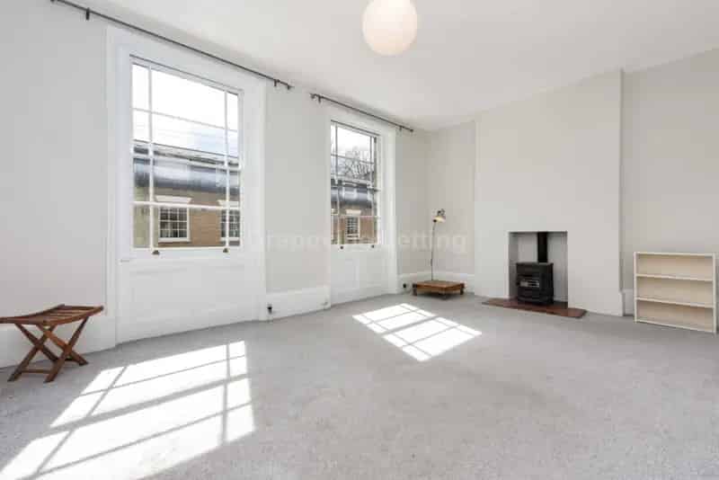 2 Bedroom Apartment House to Rent Near Oval Tube
