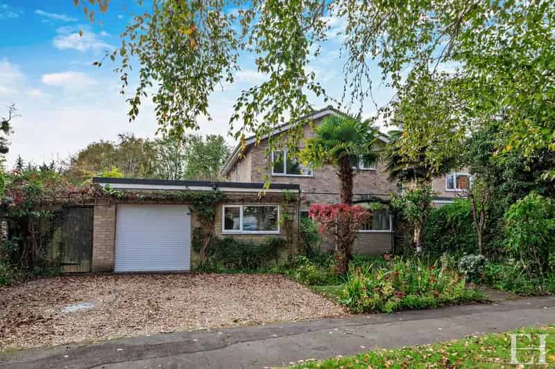 4 Bedroom Link Detached House for Sale in Newnham