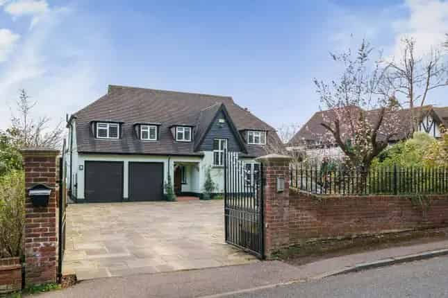 5 Bedroom Family Home for Sale in The Ridgeway Northaw