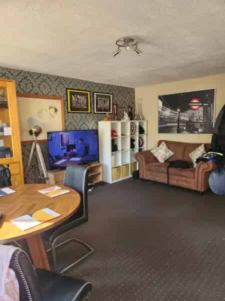 Three Bed House Near Hospital Peaceful Area New Kitchen Parking