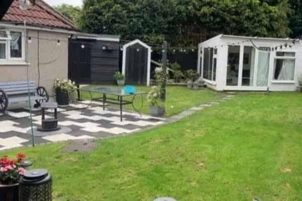 2 Bed Bungalow with Large Garden, Driveway & Solar Panels