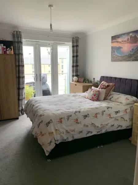 Large 2-Bed Flat Near Train Station Pets Allowed