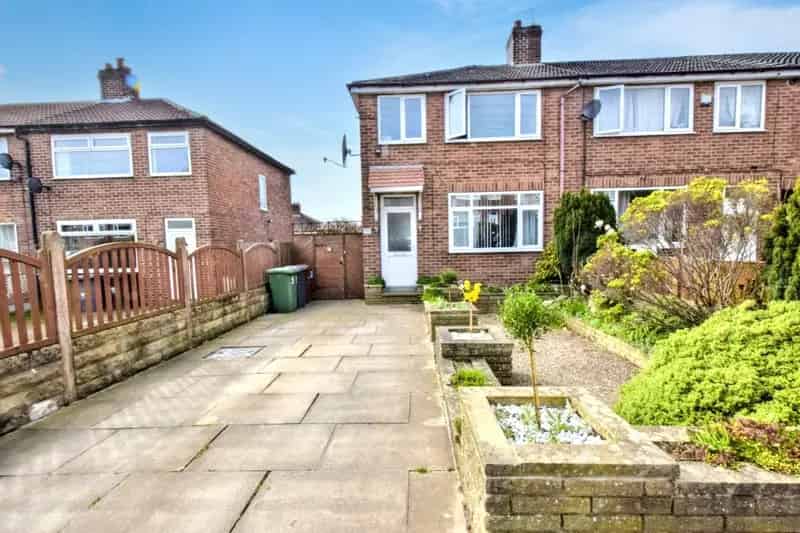 3 Bedroom Terraced House with Garage and Garden