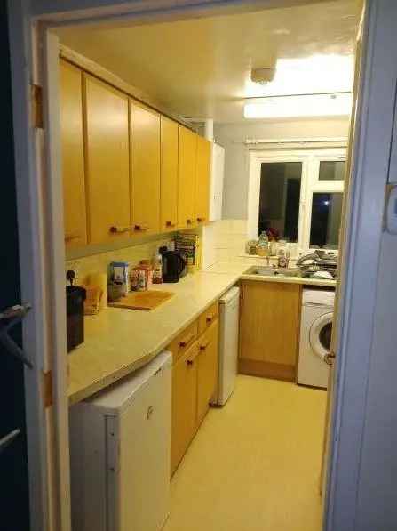 1 Bedroom Flat 1st Floor Large Living Room Big Double Room