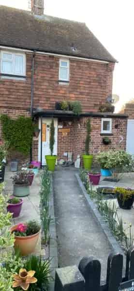Well Maintained House with Modern Kitchen and Large Garden Near Train Station