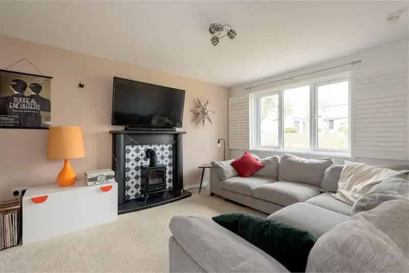 5 Bed Detached House with Spacious Kitchen and South-Facing Garden