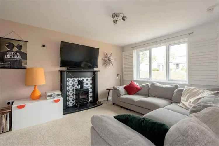 5 Bed Detached House with Spacious Kitchen and South-Facing Garden