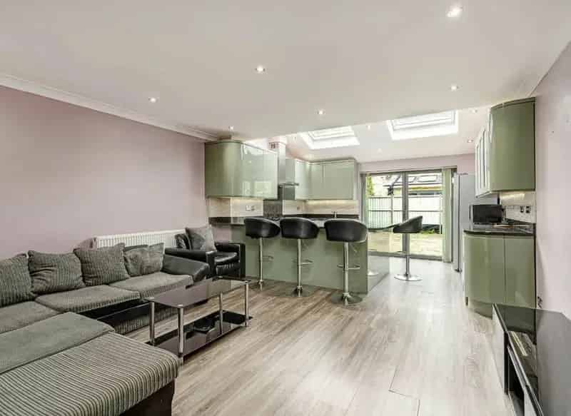 Four Bedroom House in Da Gama Place with Private Garden and Parking
