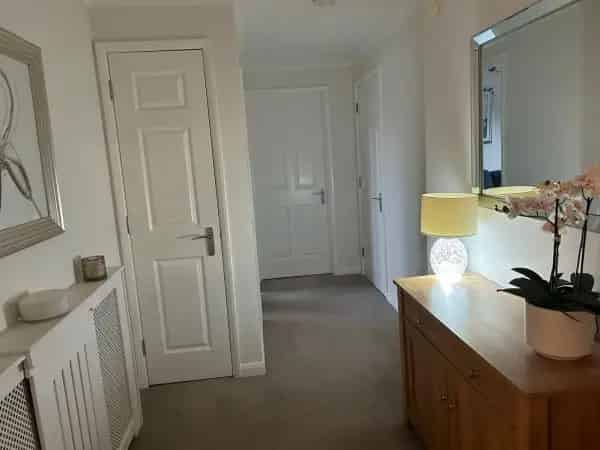 Immaculate 2-Bedroom Flat Hedge End Lift Balcony New Carpets