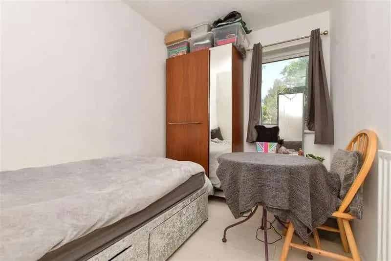 2 bed flat for sale