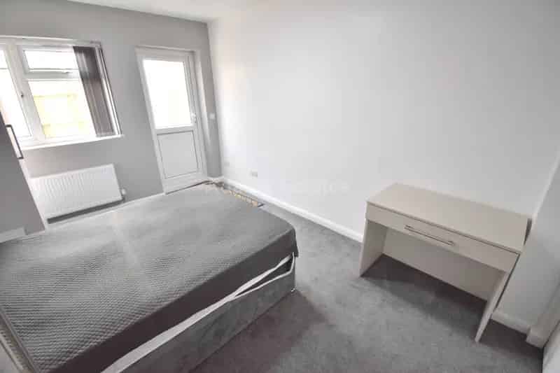 1 Bedroom Studio Flat to Rent Near Earley Train Station