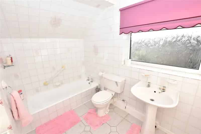 Three Bedroom End Terraced House with Garage and Garden