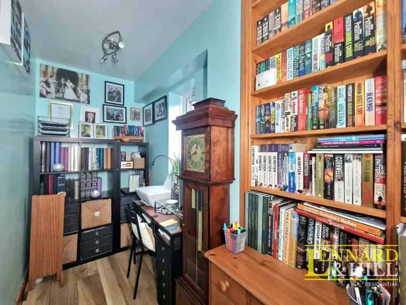 4 Bed House for Sale Woodside