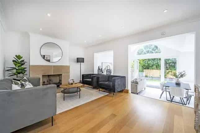 4 Bedroom Detached House for Sale in Teddington TW11
