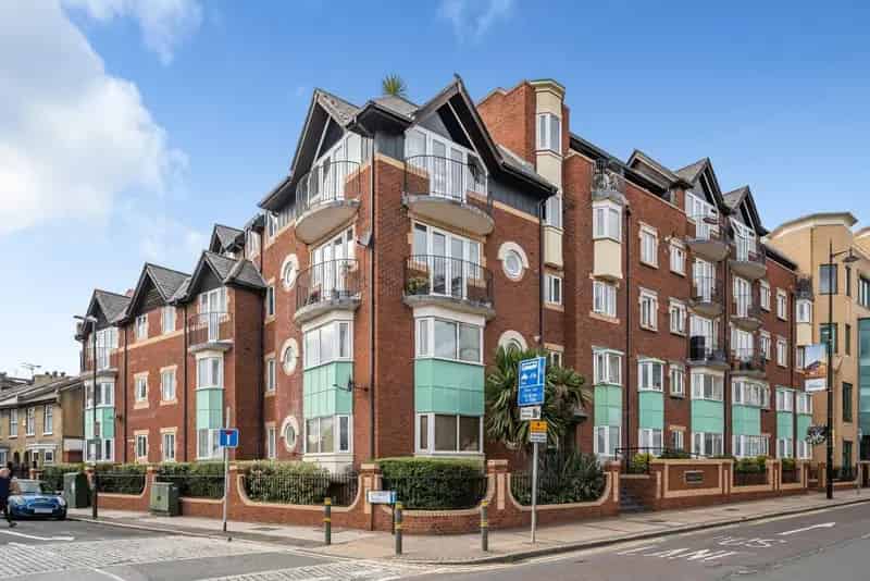 Wimbledon Town Centre 2-Bed Flat  Off Street Parking