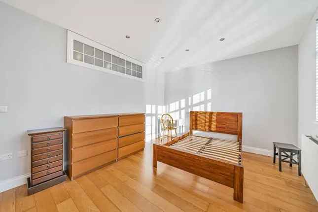 Flat to rent in Camden Road, Holloway, London N7