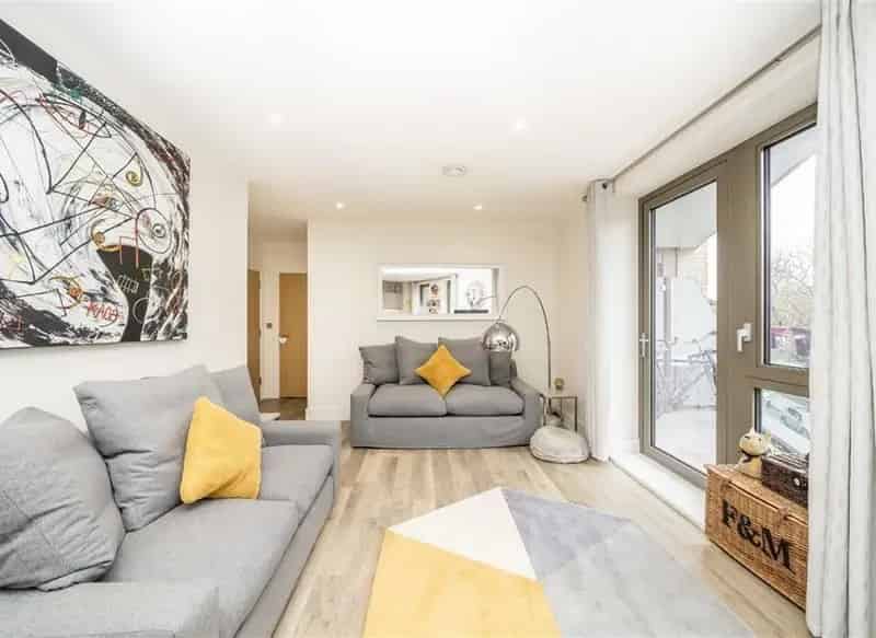 One Double Bedroom Flat with Private Balcony