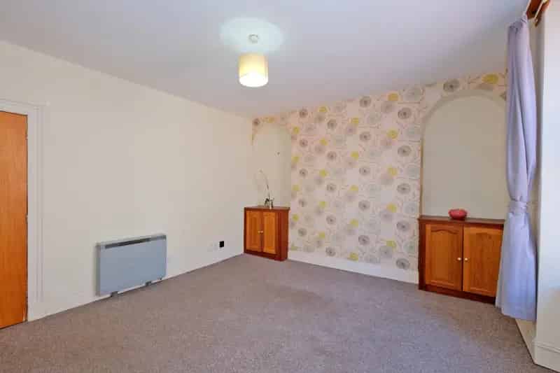 Two Bedroom Flat near Aberdeen University - Needs Modernisation