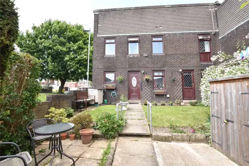Spacious 3 Bed End Terraced House Family Home