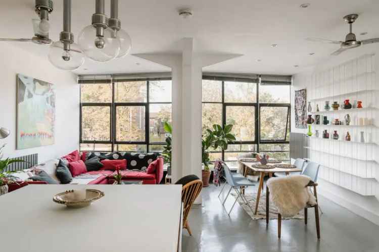 2-Bed Apartment in Art Deco Pioneer Centre London
