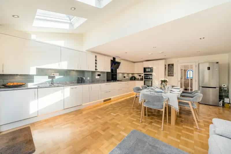 Five Bedroom Townhouse Near Tooting Bec Common