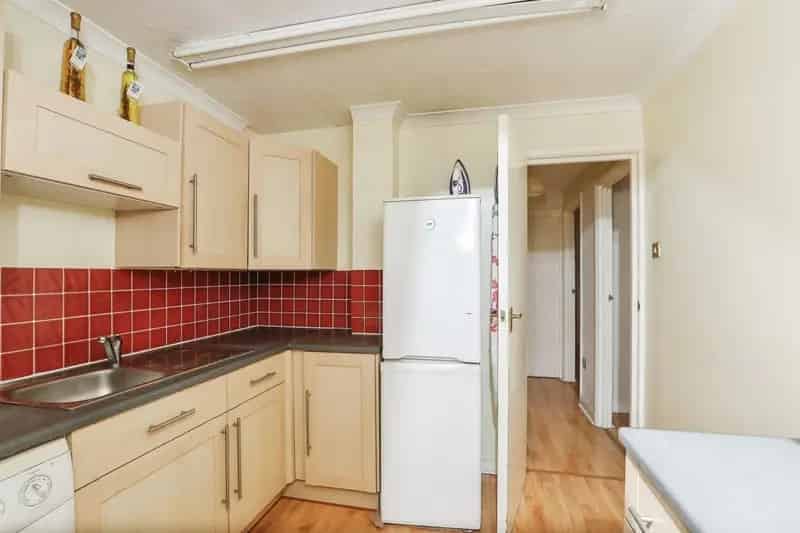 One Bed Top Floor Apartment NR1 Garage Central Heating Zero Deposit